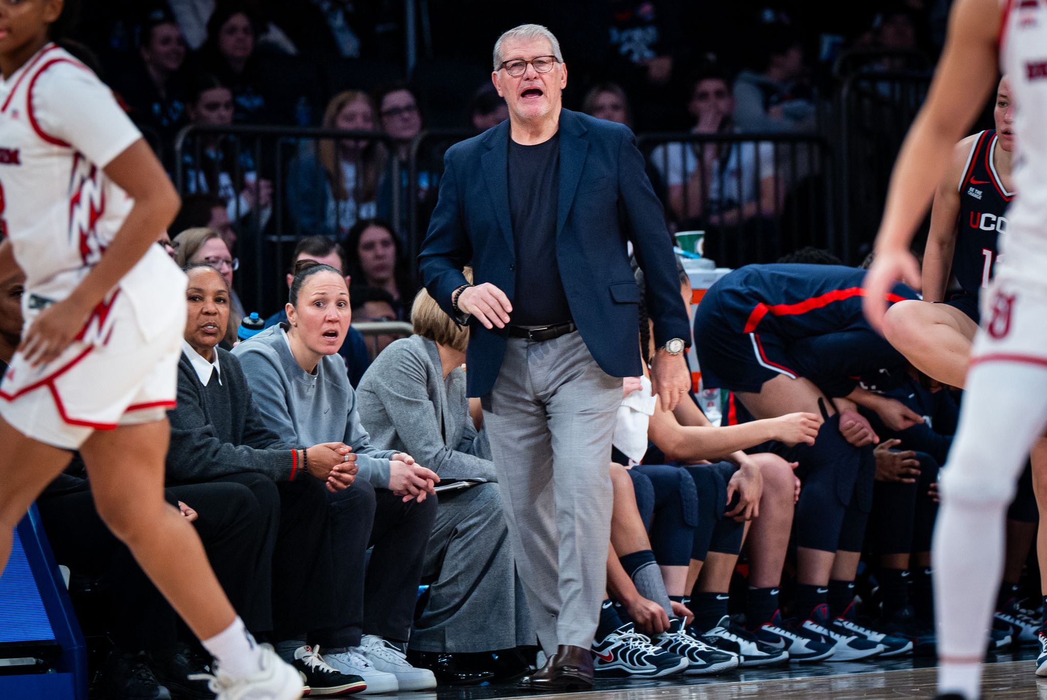 la big east inflige une amende de 25 000 $ à dan hurley suite à un incident lors d'un match important.