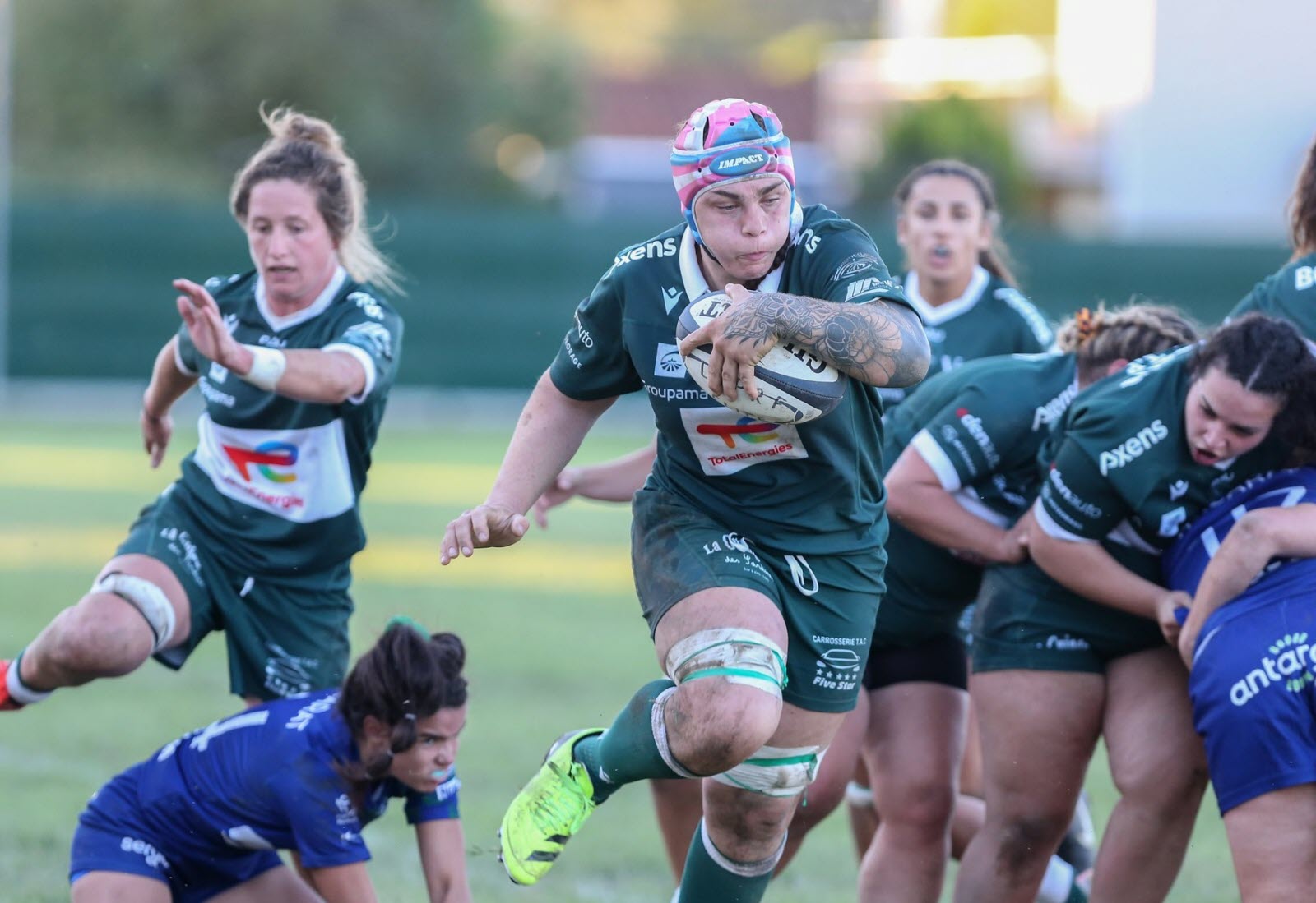 les sections de rugby remplacent les équipes féminines par une catégorie mixte, une décision qui suscite débats et réactions au sein de la communauté sportive.