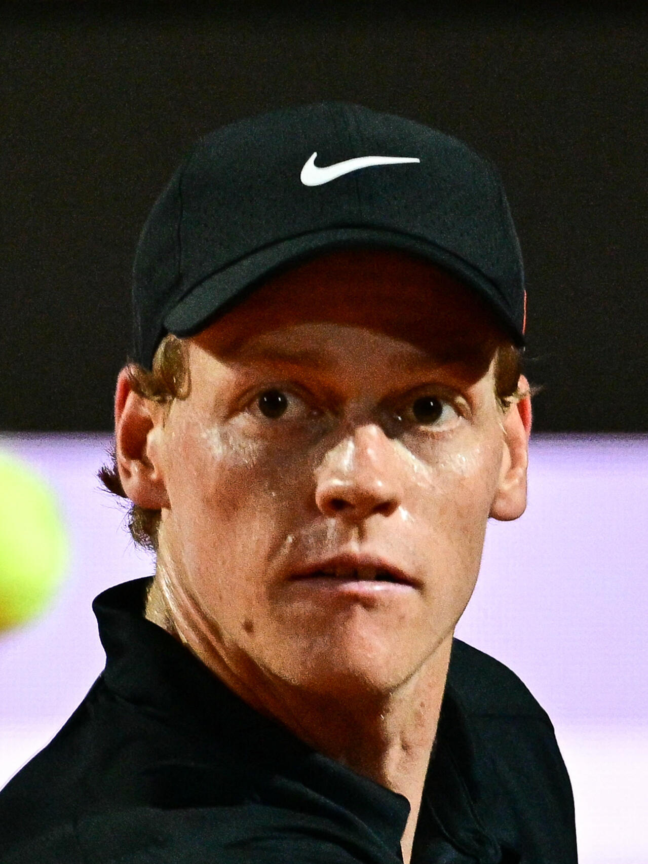 une star du tennis est suspendue pendant 3 ans et 9 mois pour avoir participé à un match truqué, marquant un scandale majeur dans le sport.