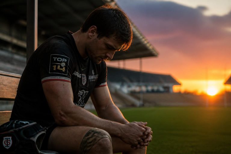 à seulement 27 ans, une star du rugby doit malheureusement mettre fin à sa carrière après un diagnostic dévastateur de cancer en phase terminale, dévoilant une histoire émouvante de courage et de résilience.