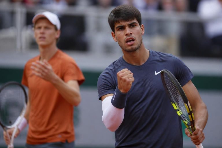 carlos alcaraz réaffirme ses propos sur jannik sinner, provoquant une vive réaction dans le monde du tennis.