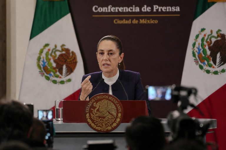 claudia sheinbaum, présidente du mexique, critique vivement une « provocation » liée à la coupe du monde 2026, suscitant un débat intense autour de l'événement international.