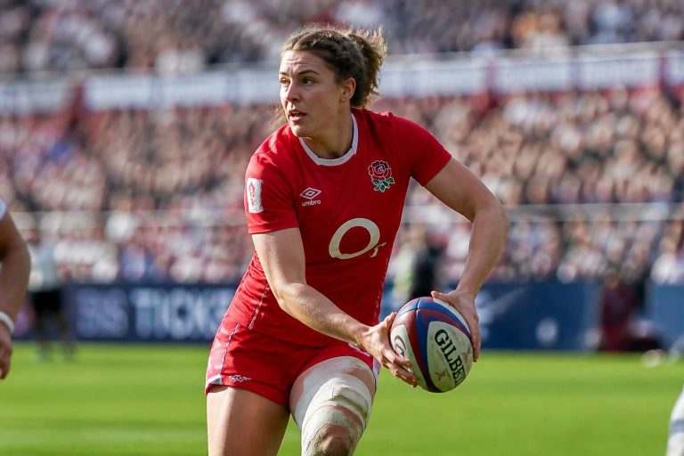 holly aitchison prend le rôle de demi d'ouverture pour les red roses lors de leur retour dans le tournoi des six nations féminin, promettant un jeu dynamique et déterminé.