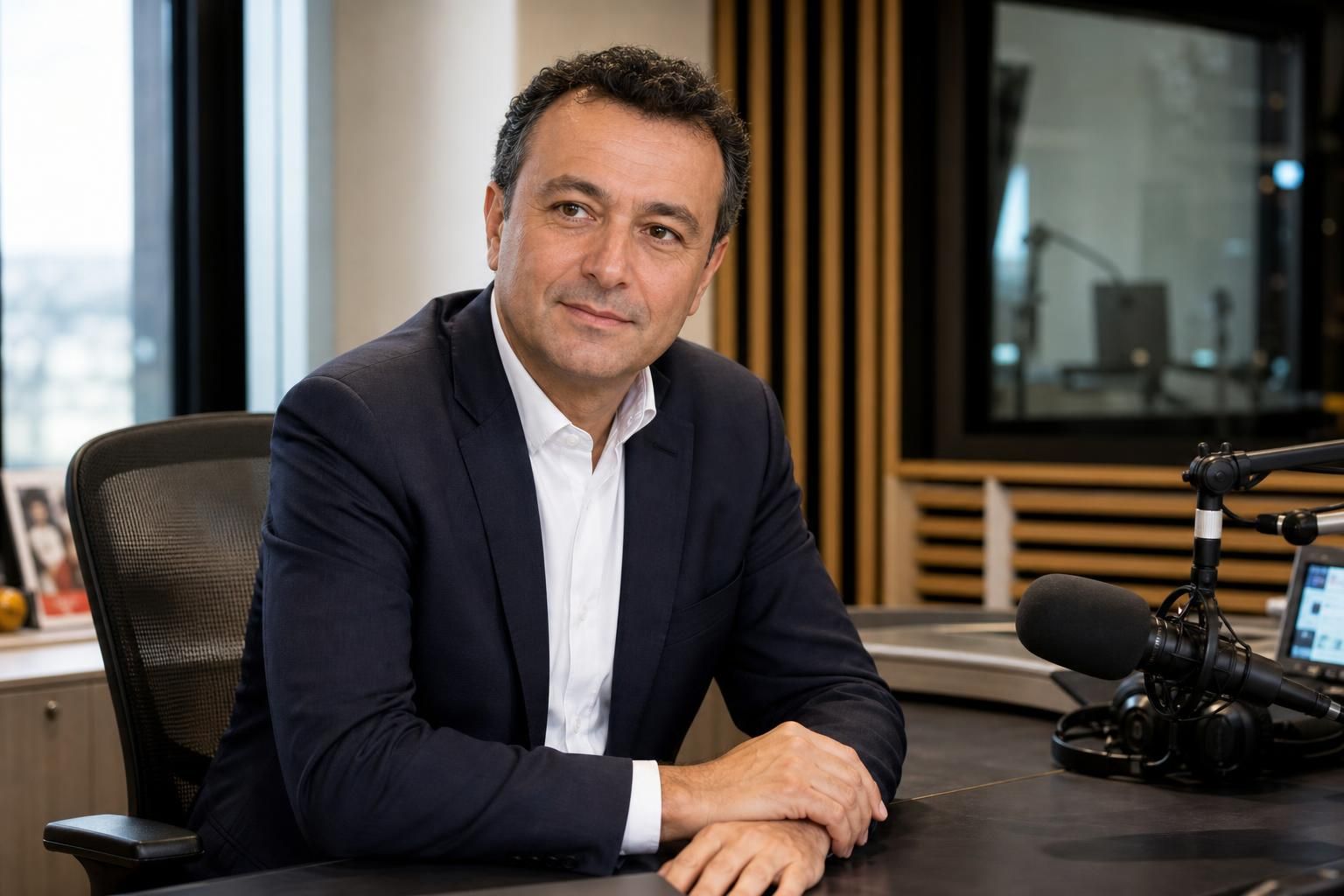 découvrez l'interview de karim nedjari, patron de rmc, qui s'exprime sur l'impact de michou et l'opportunité d'attirer un nouveau public, une excellente nouvelle pour la radio.