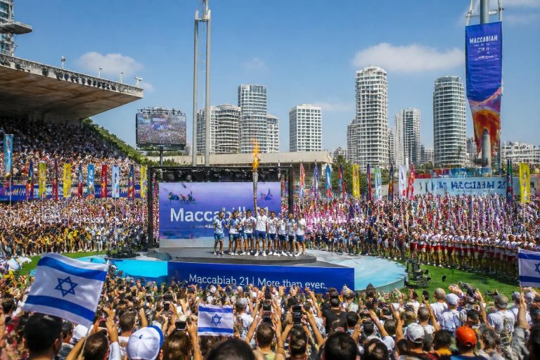 le maccabiah lance un festival sportif de cinq jours à l'expo de tel aviv, réunissant des athlètes et passionnés pour célébrer le sport et la culture.
