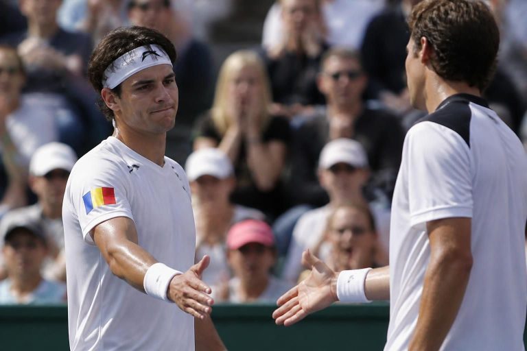 le tennisman refuse la poignée de main après le changement de nationalité et la déclaration surprenante de son adversaire, créant une polémique sur le terrain.
