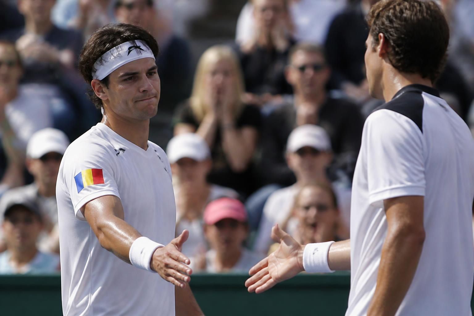 le tennisman refuse la poignée de main après le changement de nationalité et la déclaration surprenante de son adversaire, créant une polémique sur le terrain.