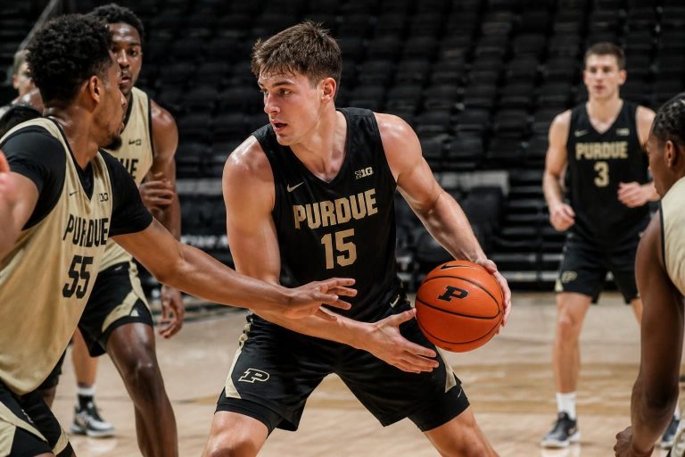 découvrez l'expérience unique de luke ertel en jouant pour l'équipe de basketball de purdue, entre défis, passion et esprit d'équipe.