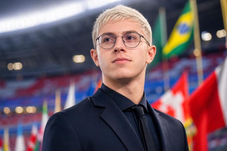 michou rejoint m6 pour la couverture de la coupe du monde 2026. conscient des critiques, il affirme sa détermination à relever ce défi avec passion et engagement.