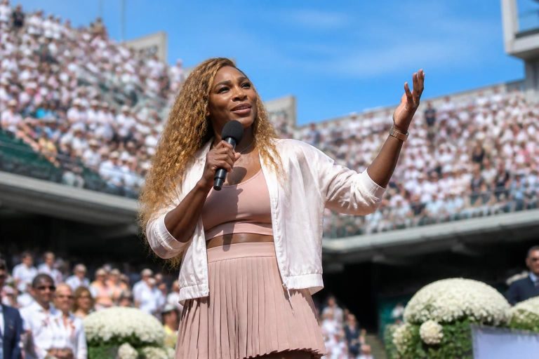 découvrez le retour surprenant de serena williams sur le court, pour une raison inattendue qui sort de l'ordinaire.