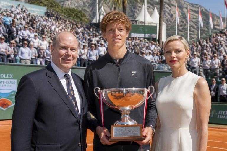 après son triomphe au tournoi de monte-carlo, jannik sinner rend hommage au prince et à la princesse de monaco, soulignant leur importance dans cet événement prestigieux.