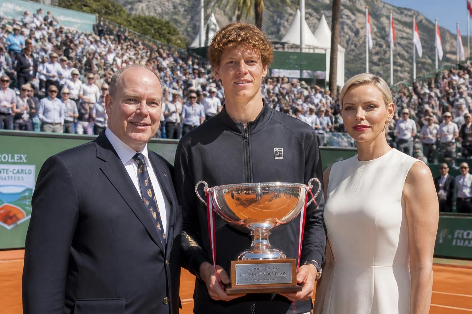 après son triomphe au tournoi de monte-carlo, jannik sinner rend hommage au prince et à la princesse de monaco, soulignant leur importance dans cet événement prestigieux.