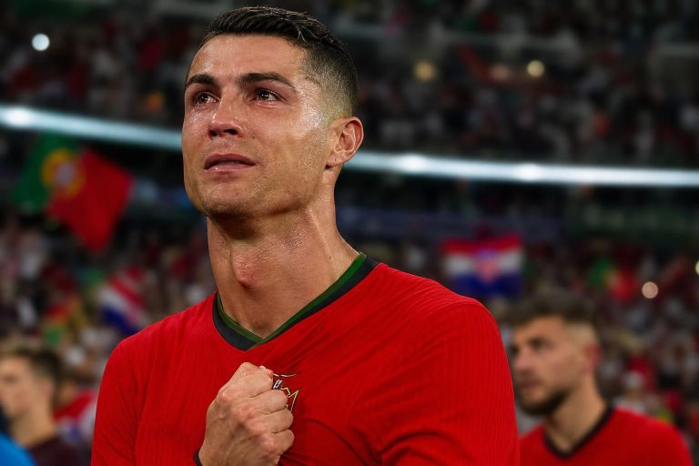 revivez le moment fort de la coupe du monde 2026 où cristiano ronaldo, submergé par l'émotion, réagit après le match intense entre le portugal et la croatie. découvrez la vidéo exclusive.