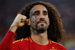 découvrez comment l’espagnol cucurella honore sa promesse en se faisant tatouer un portrait marquant sur le visage à l'occasion de la coupe du monde 2026.