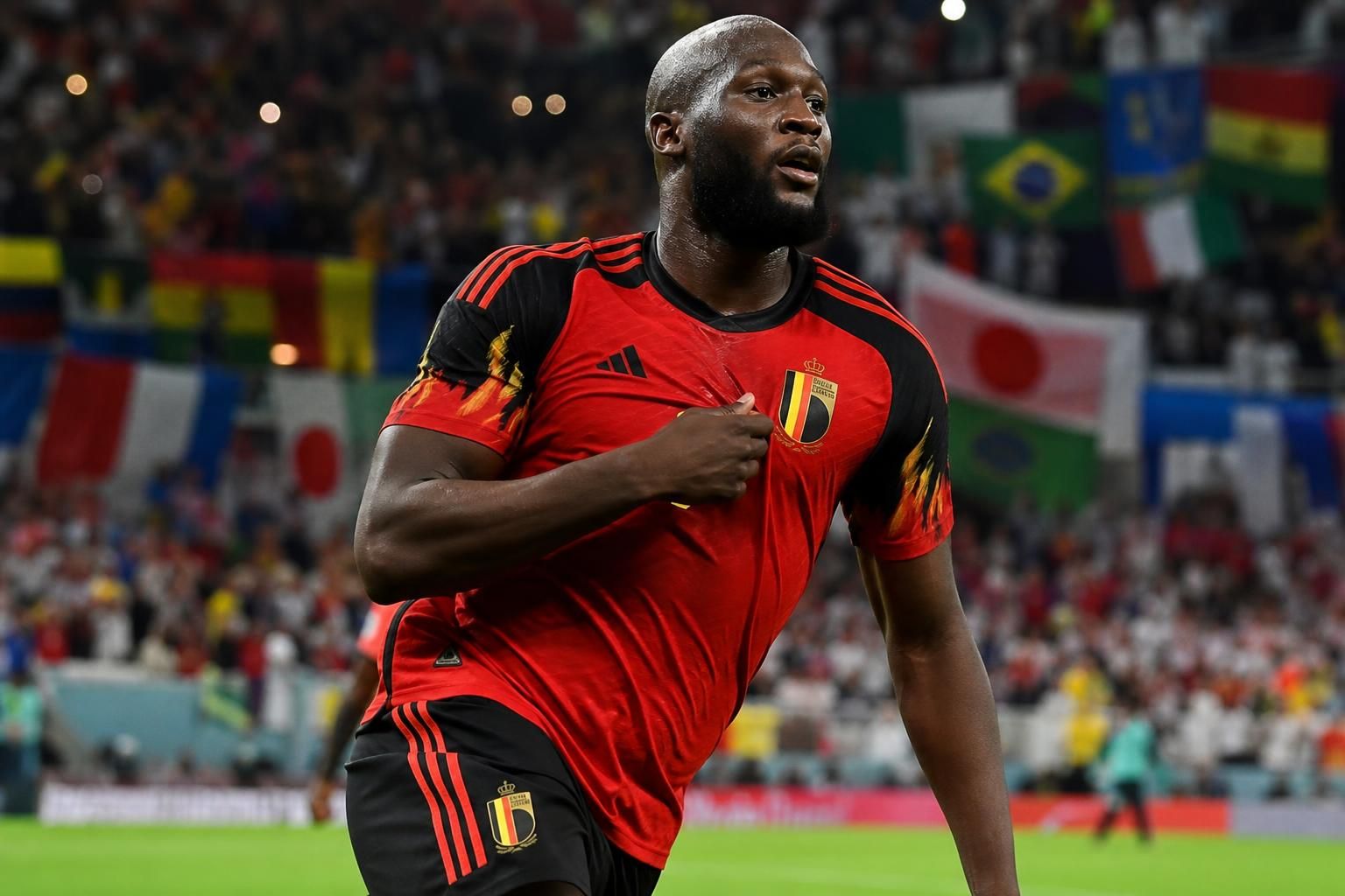 découvrez romelu lukaku, l’attaquant belge polyglotte, star fascinante de la coupe du monde 2026, qui captive les passionnés de football à travers le monde.