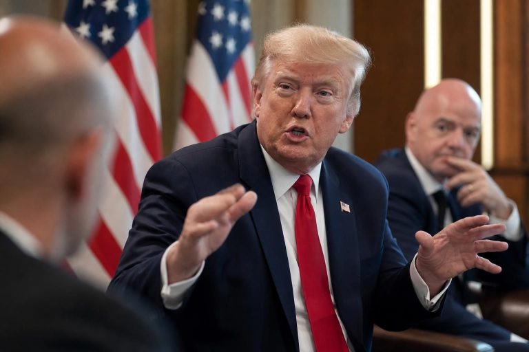 découvrez l'engagement de donald trump pour une coupe du monde 2026 exclusivement américaine, avec ses déclarations marquantes adressées à gianni infantino.