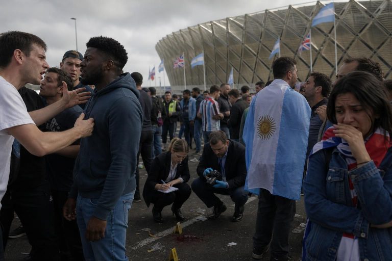 la fifa ouvre des enquêtes concernant des agressions, des actes racistes et des tensions liées aux malouines dans le contexte de la coupe du monde 2026.