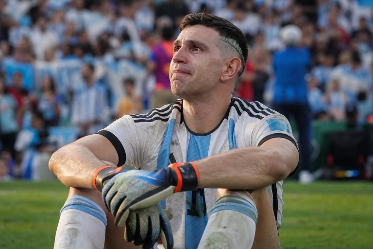 découvrez le message émouvant de l'argentin martinez après la coupe du monde, mêlant fierté et douce amertume suite à la compétition.
