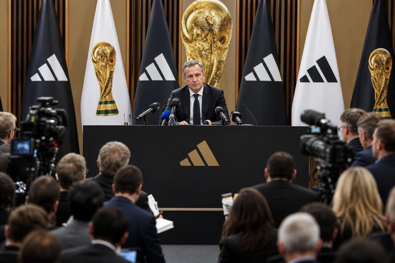 le directeur d’adidas présente ses excuses et qualifie de simple coïncidence un incident survenu lors de la coupe du monde de football.