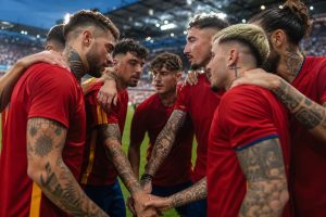 découvrez si les joueurs espagnols de la coupe du monde 2026 ont tenu leurs promesses en matière de coiffure et explorez leurs tatouages surprenants révélés lors du tournoi.