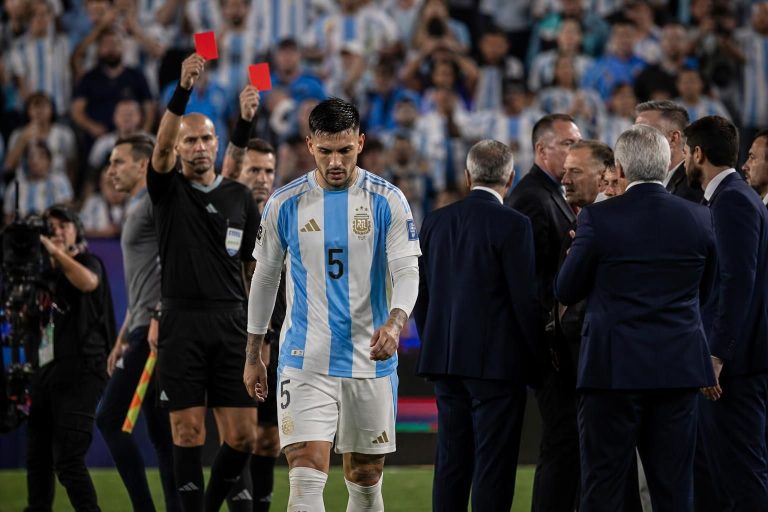 découvrez les sanctions strictes infligées à leandro paredes et à l’équipe d’argentine après les incidents survenus lors du match décisif de la coupe du monde 2026.