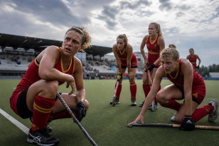 découvrez les témoignages des red panthers sur l'abandon de la fédération lors de leur ascension en coupe du monde, un cri d'alarme pour soutenir les athlètes féminines.