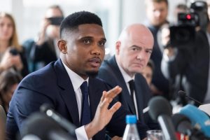 eto'o prend la défense d'infantino face aux critiques en affirmant qu'il n'a rien fait de mal concernant son projet controversé de vente.