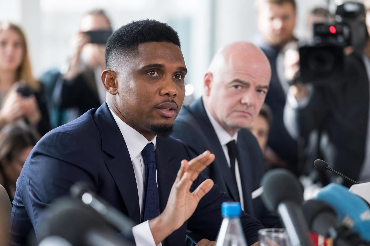 eto'o prend la défense d'infantino face aux critiques en affirmant qu'il n'a rien fait de mal concernant son projet controversé de vente.