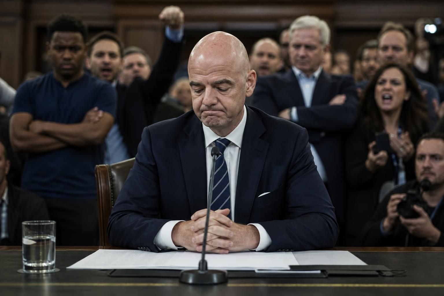 gianni infantino abandonne son projet commercial controversé pour la coupe, face à la vive opposition et la colère du monde du football.