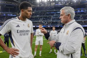 découvrez le défi inédit que jude bellingham doit relever avec mourinho avant ses débuts au real madrid. analyse et enjeux autour de cette nouvelle aventure.