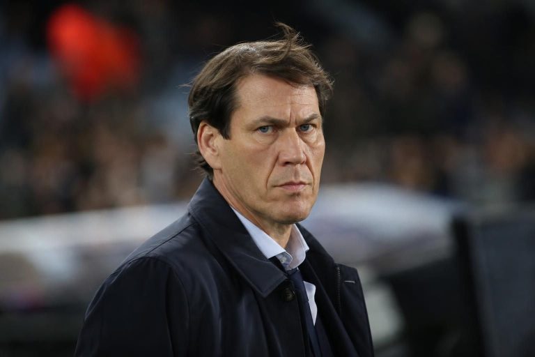 rudi garcia exprime son mécontentement envers le staff médical, qu'il tient responsable des problèmes rencontrés par la belgique en coupe, dans un contexte de tensions croissantes.