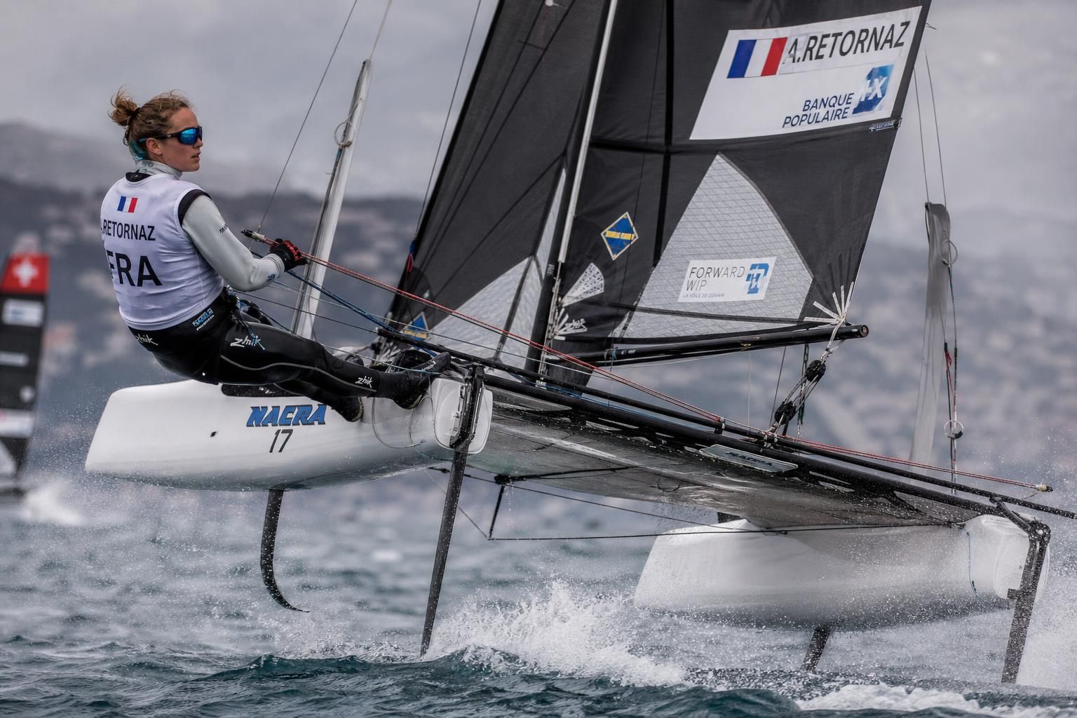 découvrez le récit passionné d'aloise retornaz sur l'intensité unique de l’étape de la coupe du monde de voile à lorient. plongez au cœur des émotions et des défis de la compétition.