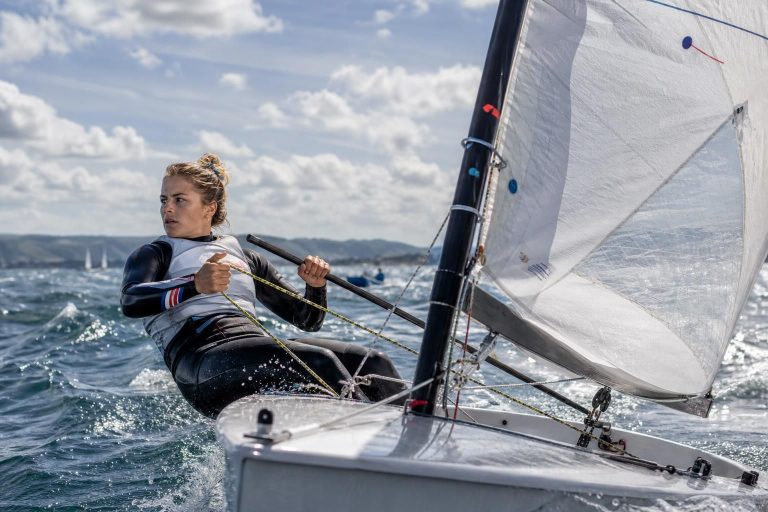 découvrez le récit captivant d'aloise retornaz sur l'intensité exceptionnelle de l'étape de coupe du monde de voile à lorient. plongez dans les émotions et les défis de cette compétition unique.